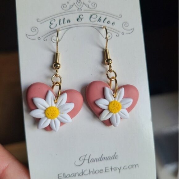 Adorable Pink Dusty Rose Clay Heart Daisy Dangle Drop Gold Plated Earrings - Picture 3 of 4